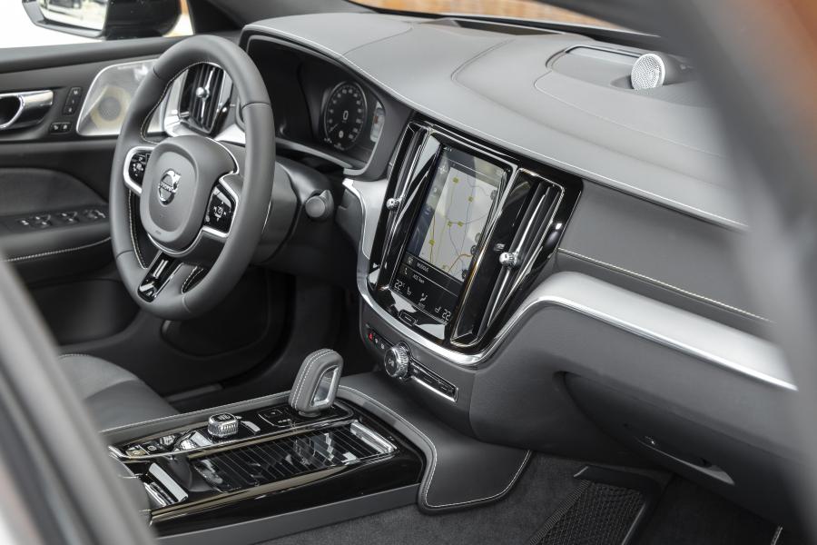 Интерьер Volvo S60 T8 Polestar Engineered 2018 года  (WW) (фото 40 из 51)